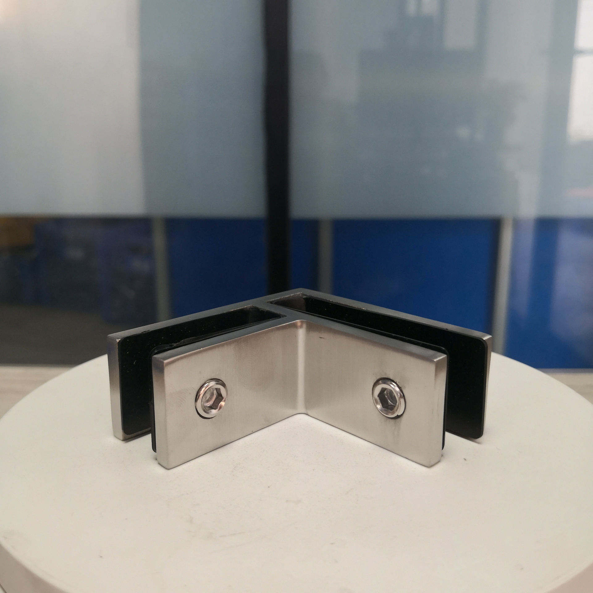Hot Sales New Design 90 Degree Corner Glass Clamp Stainless Steel Clips for Glass Railing