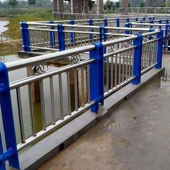 High Quality Customizable Hot Dip Galvanized Steel Guardrails Diamond Grade Reflective IP67 Protection for Highway Bridge River