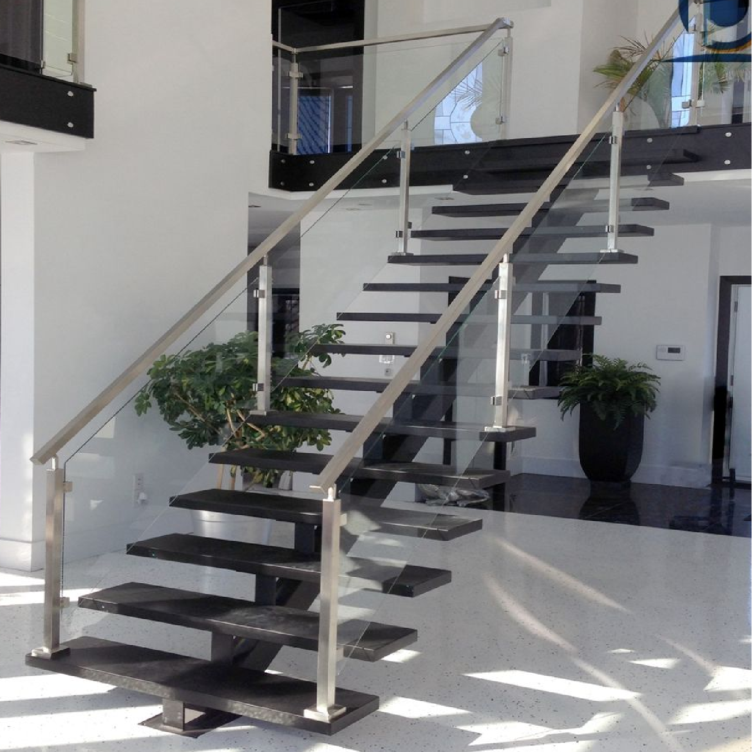 China Manufacturer Staircase Metal Stringer Floating Stairs Indoor Central Straight Riser for Small Spaces