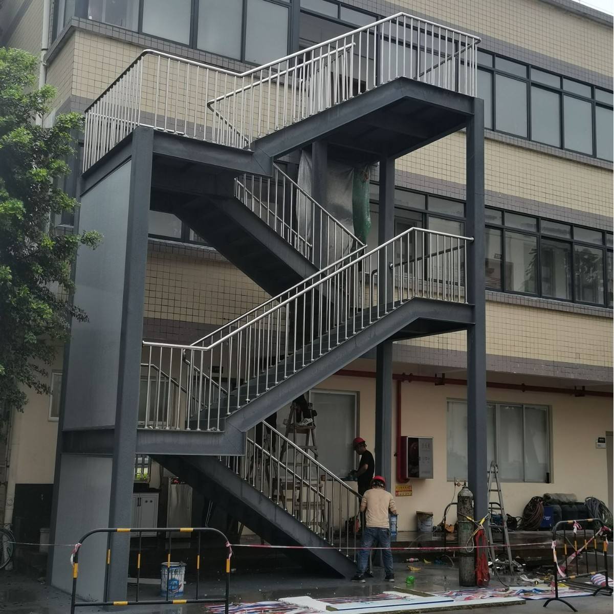 Modern Eco-Friendly Single-String Indoor Straight Stairs Tempered Glass Iron Customized Design
