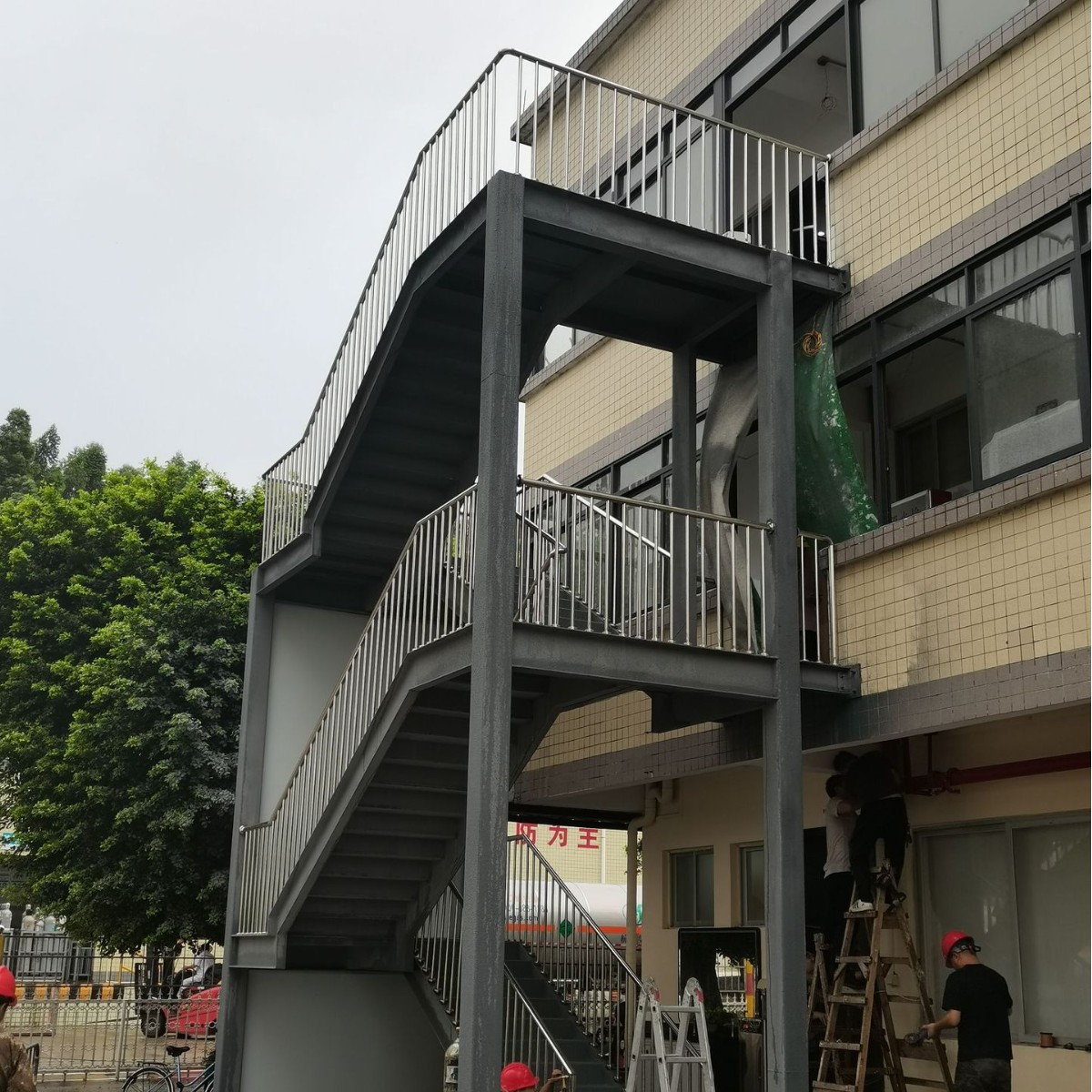 Outdoor Staircase Metal Stairs With Rod Bar Railing Carbon Steel Straight Staircase